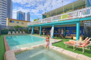 Гостиница Backpackers In Paradise Under 45's Hostel  Серферс-Парадайс
